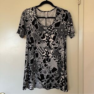 LuLaRoe Perfect T Shirt NWT New Paw Print Patchwork Print Women XS Black White‎